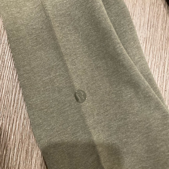 Green soft lulu capris - Picture 3 of 4